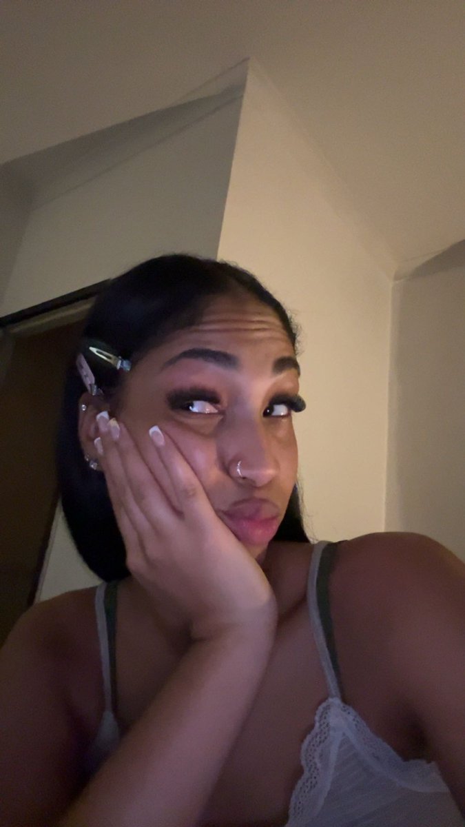 I want a new fulltime sub who is committed to doing as he should and goddess will bless you will free feet content.

I wonder who I will pick in the end🤔 
#feet #feetsub #soles #ebony