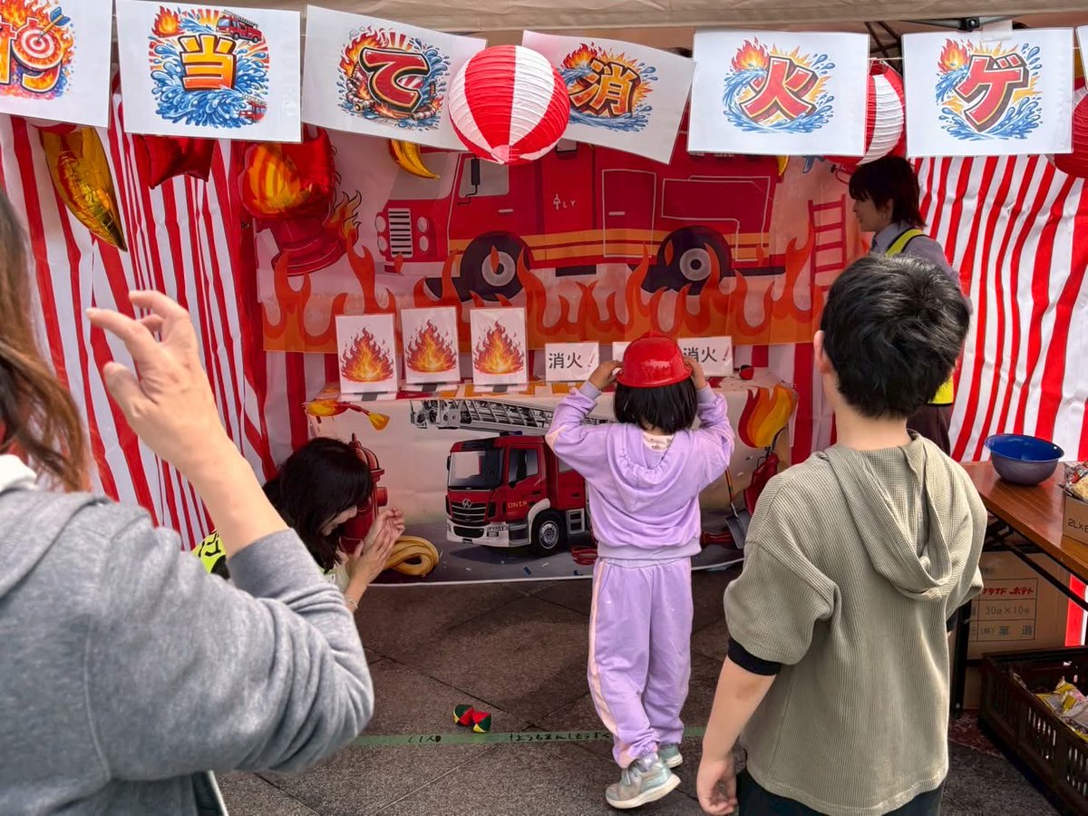 jyonetsuclub's tweet photo. ＼ #つむぐフェスティバル ／

📝 #情熱クラブ 受付•紹介ブース📝
ブース体験者に参加賞の#防災笛 などを
お渡ししたり、大きなモニターの動画を見て
活動紹介しました🌸

🚒 的当て消火ゲーム🚒
80名以上の方にご参加いただきました❣️
ティラノ🦖さんも大活躍✨ https://t.co/eRPSkyDMAi