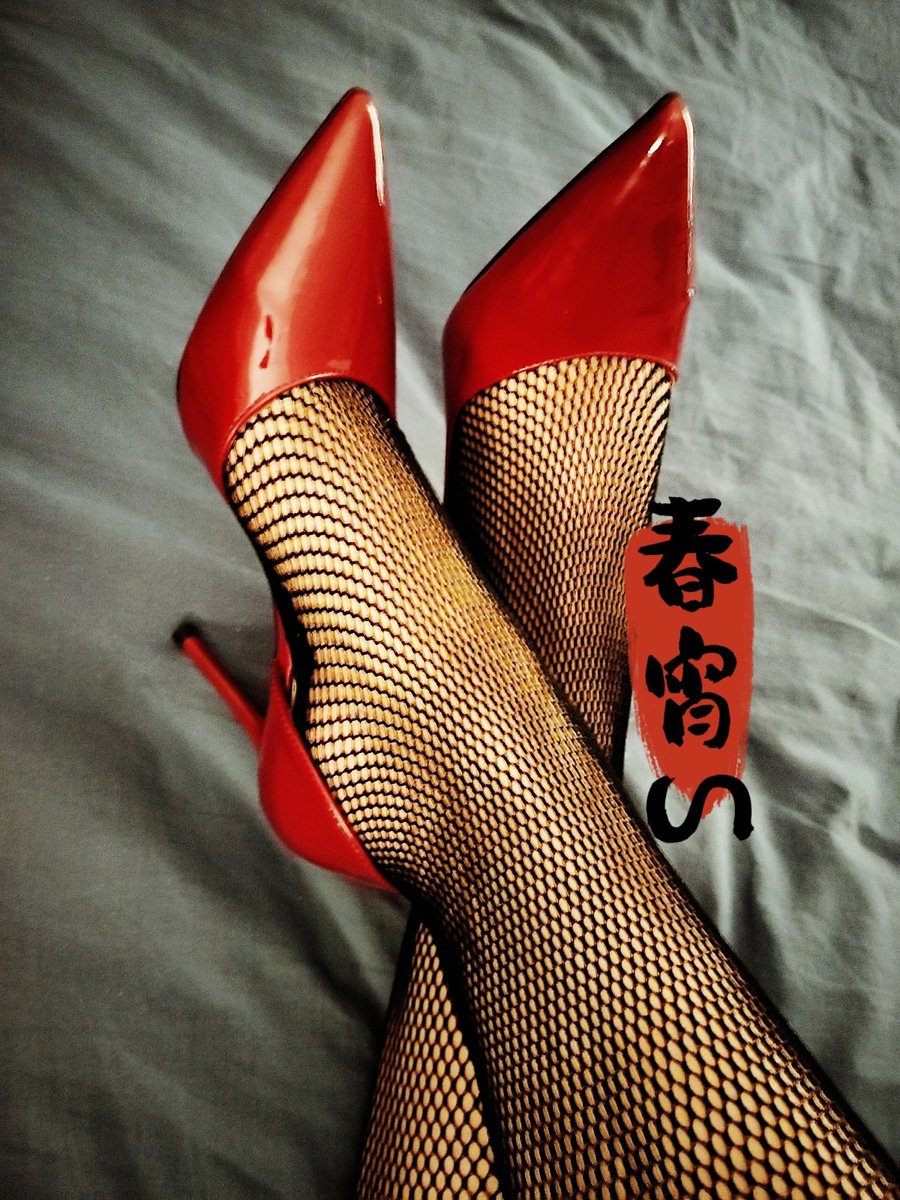 Gibbs199307's tweet photo. 粉丝弟弟网调时说想看姐姐穿网袜，找了一双，搭配了红色高跟鞋，来吧展示...
#网调 #高跟网袜 #渔网袜 #高跟鞋
#女王调教 #女S #恋足 #足控
#高跟控 #尖头高跟鞋 https://t.co/i4OaWK63XR