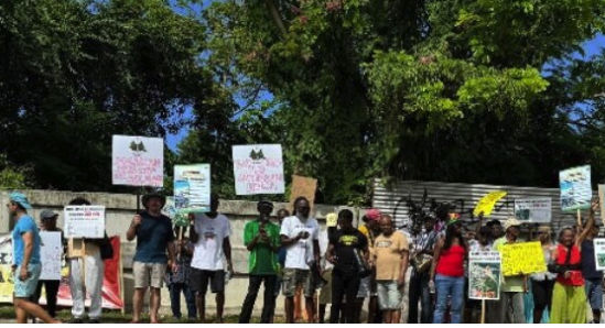 phillyyardyvibe's tweet photo. Activists from JaBBEM took to the streets in St Ann, drawing public attention to ongoing restrictions on beach access & pushing back against the government’s latest policy proposal. #Jamaica #BeachAccess #MammeeBay #StAnn #EnvironmentalJustice #CaribbeanNews Link in comment https://t.co/sue9kF2Qyb