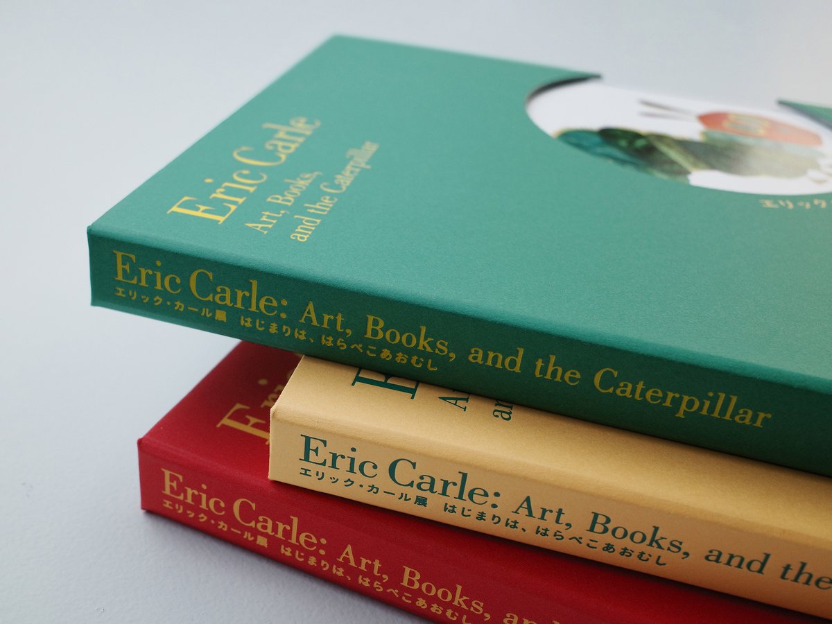 ericcarle26_27's tweet photo. 【開幕まであと🔟日！】
🔍＃エリック・カール展　図録情報

展覧会公式図録
税込 2,970円

A4変形サイズ、224ページ、「あなあき」ハードカバー、コデックス装＋スイス装

表紙のカラーは3色！あおむしが食べた
「はっぱ🌱」「りんご🍎」「オレンジ🍊」
からお選びください🐛

＃東京都現代美術館 https://t.co/9xM9NNMmGt