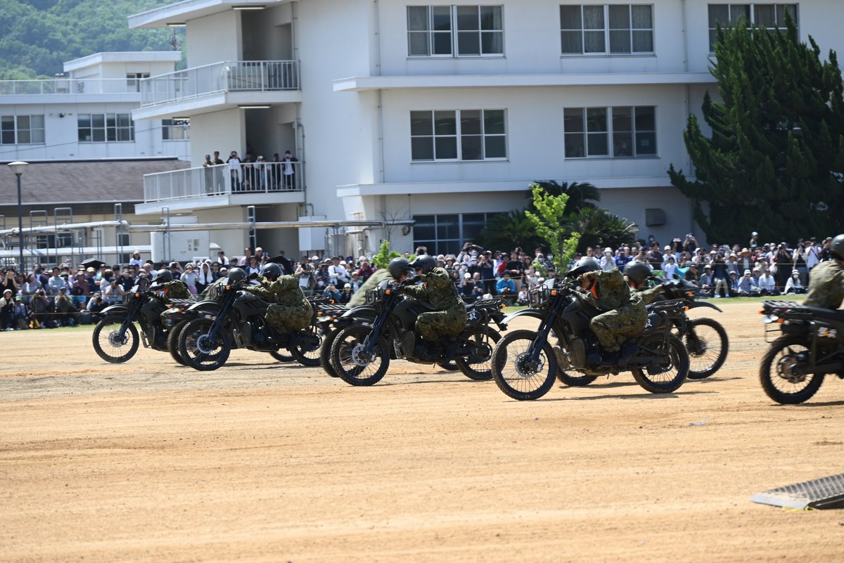 JGSDF_MA_14B_pr's tweet photo. ＃１４旅団 創隊２０周年及び ＃善通寺駐屯地 開設７６周年記念行事で話題の ＃グリーンインパルス（陸）を紹介します！グリーンインパルス（陸）はオートバイによるバイクアクロバットのチームです。当日は特別仕様の服装とバイクによる演技の他、限定ステッカーを配布しますのでお楽しみに！ https://t.co/aRDtLnxYfM