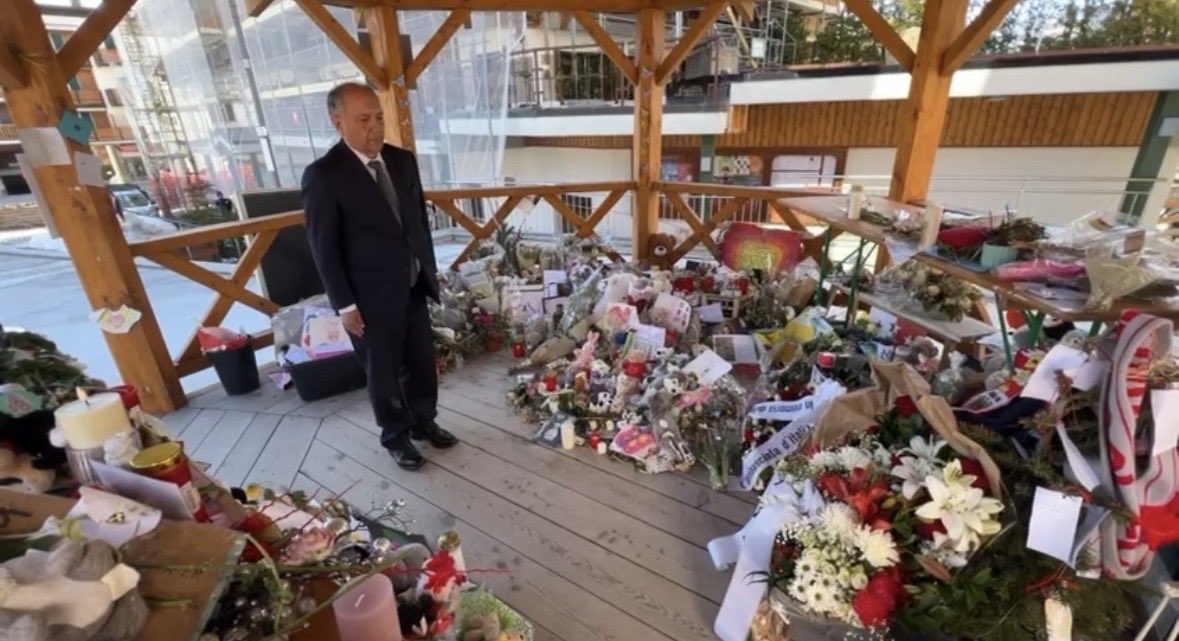 ItalyinCH's tweet photo. Le mie più vive e sentite condoglianze alle famiglie delle  41 vittime della tragedia di Crans-Montana  le cui giovani vite sono state spezzate a causa dell’irresponsabilità di coloro che avrebbero dovuto garantire la loro sicurezza nel Bar Le Constellation e non lo hanno fatto. https://t.co/mphJdkzOTm