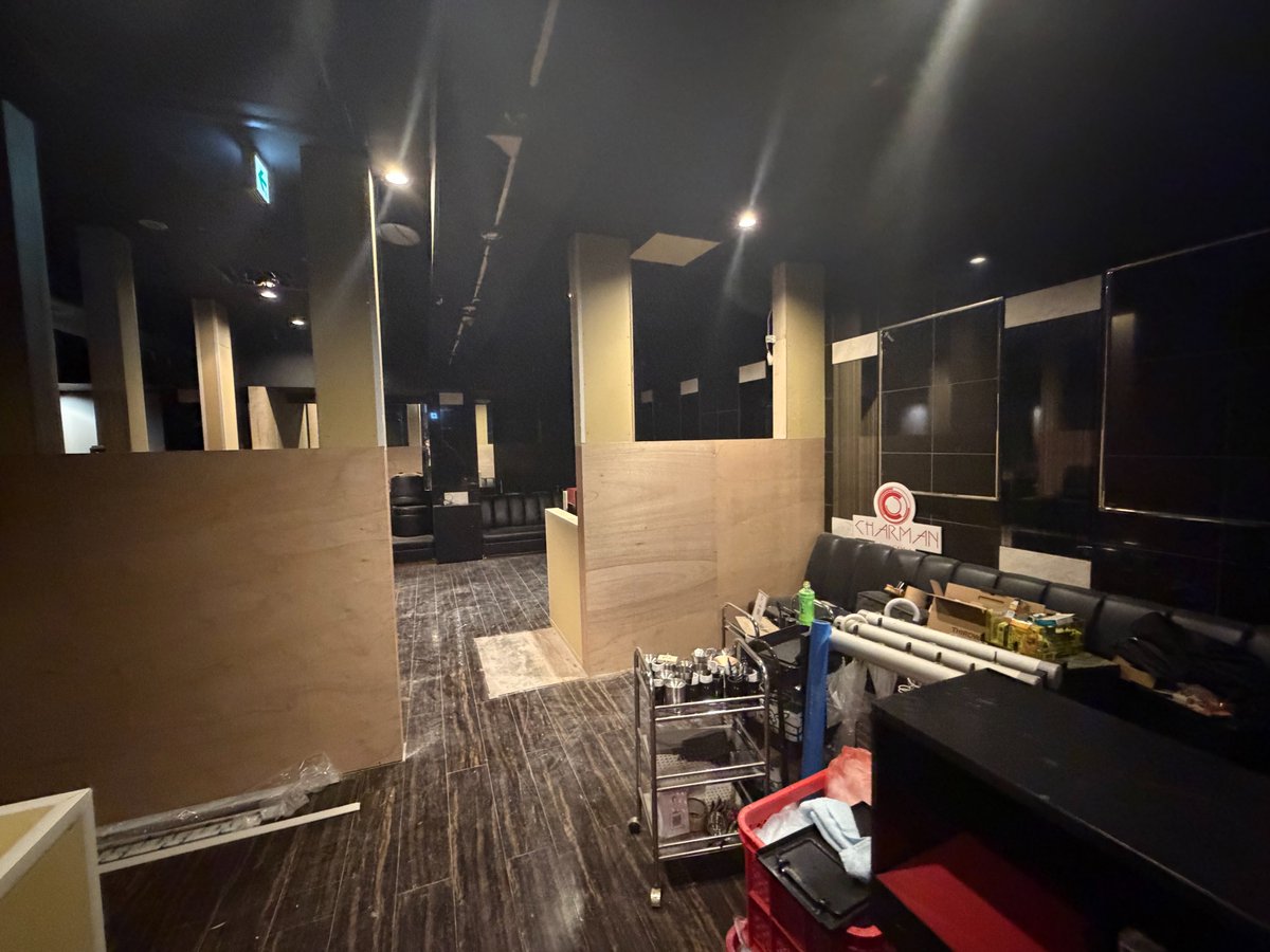 lacryma_koba's tweet photo. ホストクラブビフォーアフター。黒基調だったお店が白基調のお店に。ホストクラブで白を基調としたお店って意外と少ないけど、めちゃくちゃカッコよく仕上がった。なんと言っても、ここのお店は社長さんがオシャレ。 https://t.co/lkkKeistDb