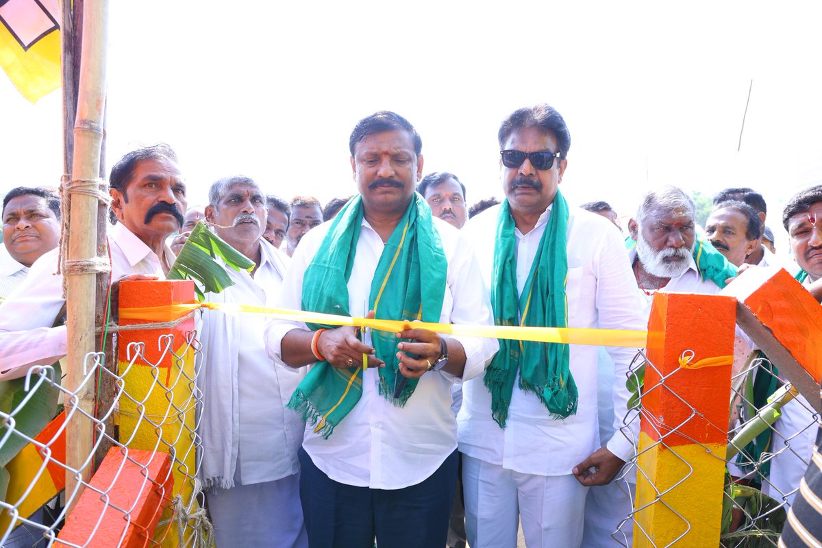 KandulaNR's tweet photo. మార్కాపురం పట్టణంలో శ్రీ లక్ష్మీ చెన్నకేశవ స్వామి వారి బ్రహ్మోత్సవాల సందర్భంగా ఈరోజు మార్కాపురం పట్టణంలోని ఎస్వీకేపీ కళాశాల ప్రాంగణంలో ఒంగోలు జాతి పశు ప్రదర్శన పోటీలను మార్కాపురం శాసనసభ్యులు శ్రీ కందుల నారాయణరెడ్డి గారు ప్రారంభించారు.
#bullrides
#started
#kandulanarayanareddy https://t.co/ALtVnYdW4W