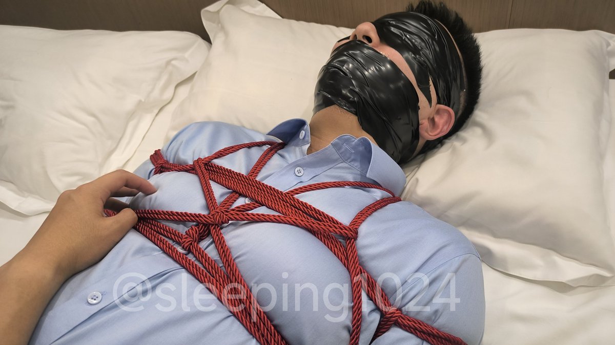 sleeping1024's tweet photo. 白天是公司西装革履的正装男
晚上却堕落成任人玩弄的正装玩具😏😏 https://t.co/aGACJChKmY