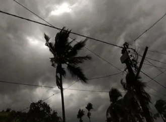 ArgusNews_in's tweet photo. #Basudebpur: Due to Kalbaisakhi storms, a broken electric pole has left villagers in darkness for 4 days.
Locals near Naikanidihi PS and Bideipur Kantanali Chowk reportedly blocked the main road to Dhamra, protesting the delay in restoration.
#OdishaWeather #Kalbaisakhi #PowerOutage
