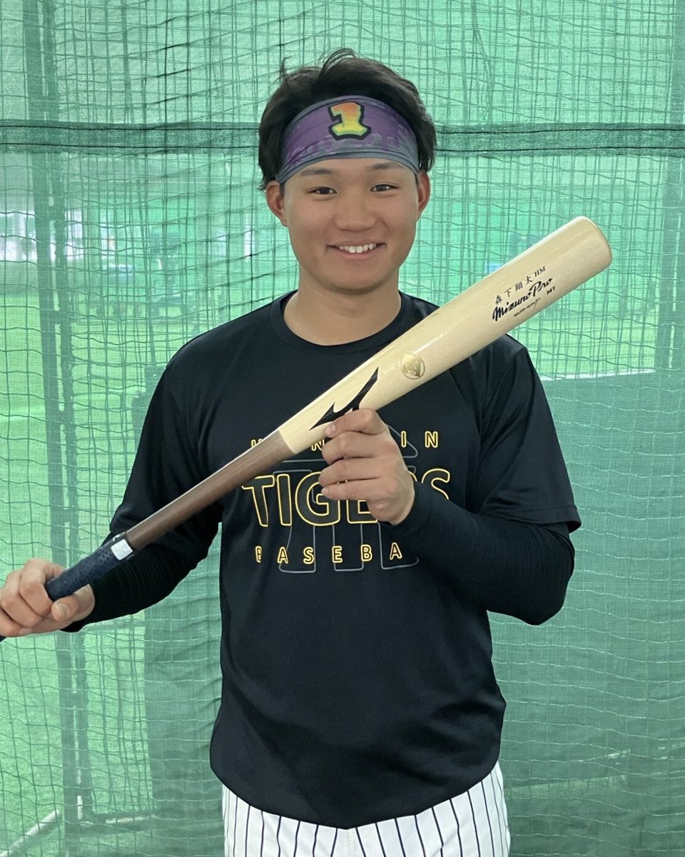 阪神タイガース 森下翔太選手の使用アイテム バッティング手袋は 紫・シルバー・ブラックを基調とした シリコンパワーアーク バットは昨年ミズノ養老工場にて クラフトマンと試行錯誤の末 長さやグリップエンドの調整を施しました