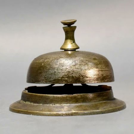 indianshelf's tweet image. A ring that echoes elegance 🔔 
This vintage brass service bell adds a timeless charm to your desk, bar, or reception space with its classic old-world appeal.

#BrassDecor #VintageStyle #DeskAccessories #HomeAesthetics #ClassicDecor #LuxuryLiving