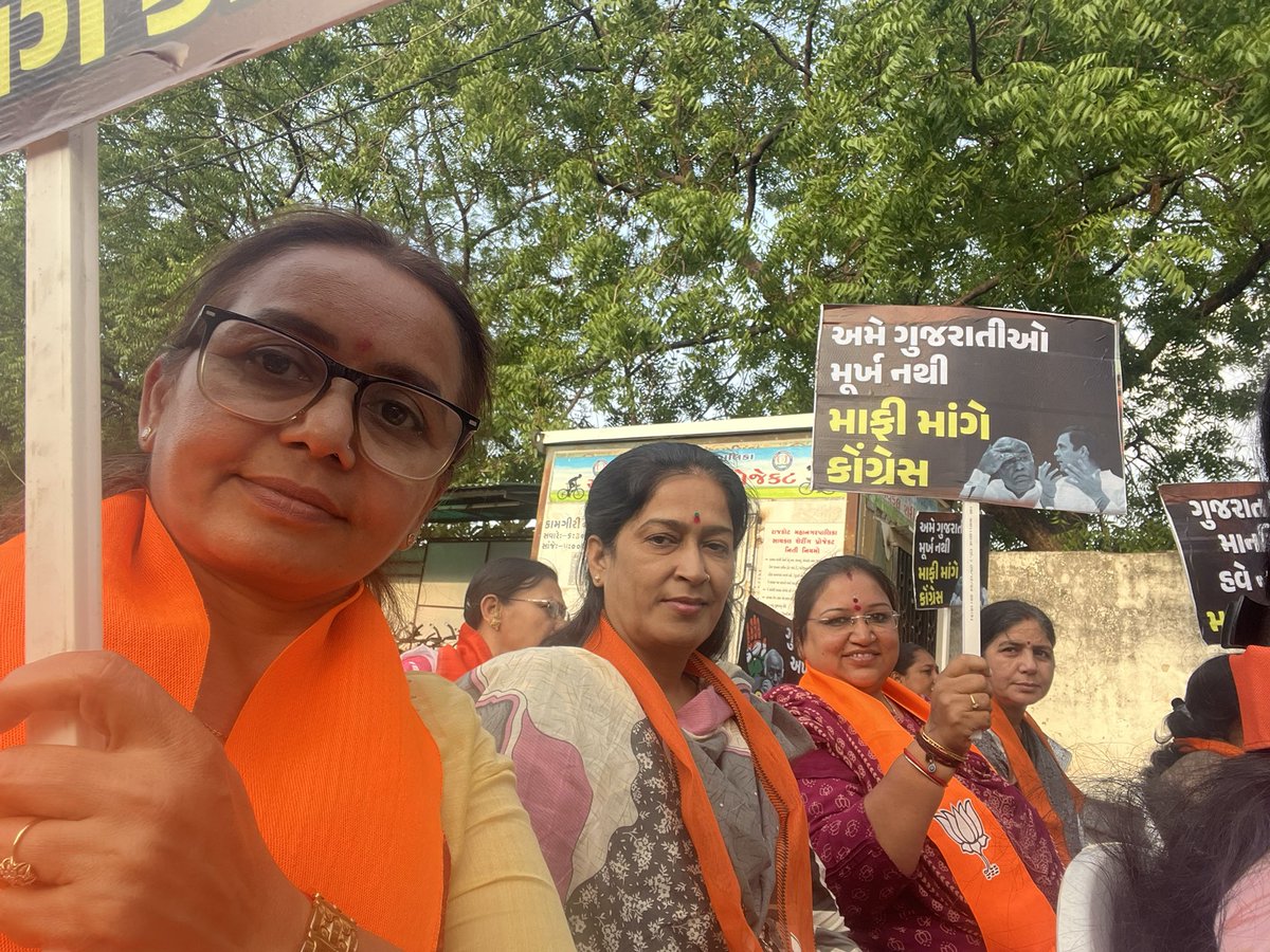 Harshida__Patel's tweet photo. # ગુજરા��� વિરોધી માનસિકતા ફરી એકવાર છતી થઈ! 
કોંગ્રેસે ગુજરાતની ખમીરવંતી જનતાને ‘અભણ’ અને ‘મૂર્ખ’ કહીને સમગ્ર રાજ્યના સ્વાભિમાન પર ઘા કર્યો છે. તેના વિરોધમાં આજે રાજકોટ મહાનગર ભાજપ દ્વારા ‘મૌન ધરણા’ યોજી સજ્જડ વિરોધ પ્રદર્શિત કરાયો.
ગુજરાતની અસ્મિતા પર આંચ લાવનાર
માફી માંગે https://t.co/W1wbBSto9x