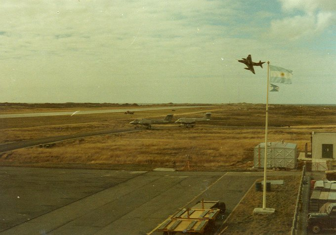📷 #FotoConHistoria 📚
Hace 44 años, el 8 de abril de 1982, dos aviones IA-58 Pucará esperaban en la calle de rodaje de la pista de la Base Aérea Militar Malvinas en Puerto Argentino mientras eran sobrevolados por un avión A-4B Skyhawk.

#Malvinas44 🇦🇷