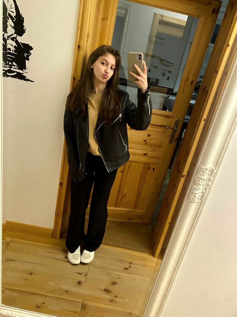 Anna Brookstone tweet media
