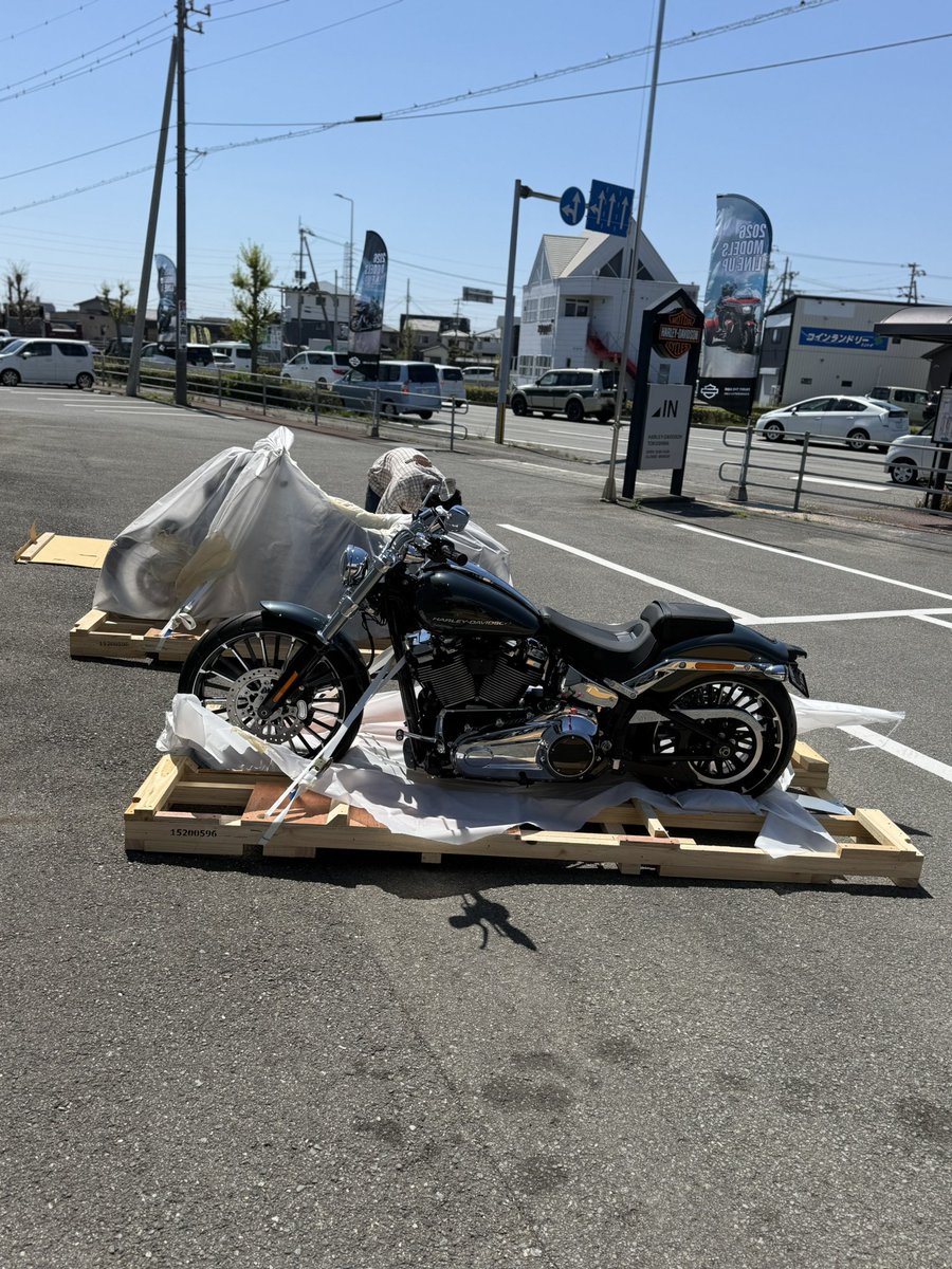 hdtokushima's tweet photo. 2026年モデル新車2台入荷!
入荷したモデルは、#ストリートボブ(#FXBB)のビビッドブラックです。2026年モデルでは、スポークホイールが標準装備なのが新しい。しかもチューブレス!
そしてもう1台は、#ブレイクアウト(#FXBR)の新色 #アイアンホースメタリック です。 https://t.co/3nbjr8gmxQ