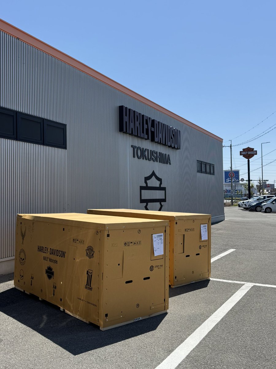 hdtokushima's tweet photo. 2026年モデル新車2台入荷!
入荷したモデルは、#ストリートボブ(#FXBB)のビビッドブラックです。2026年モデルでは、スポークホイールが標準装備なのが新しい。しかもチューブレス!
そしてもう1台は、#ブレイクアウト(#FXBR)の新色 #アイアンホースメタリック です。 https://t.co/3nbjr8gmxQ