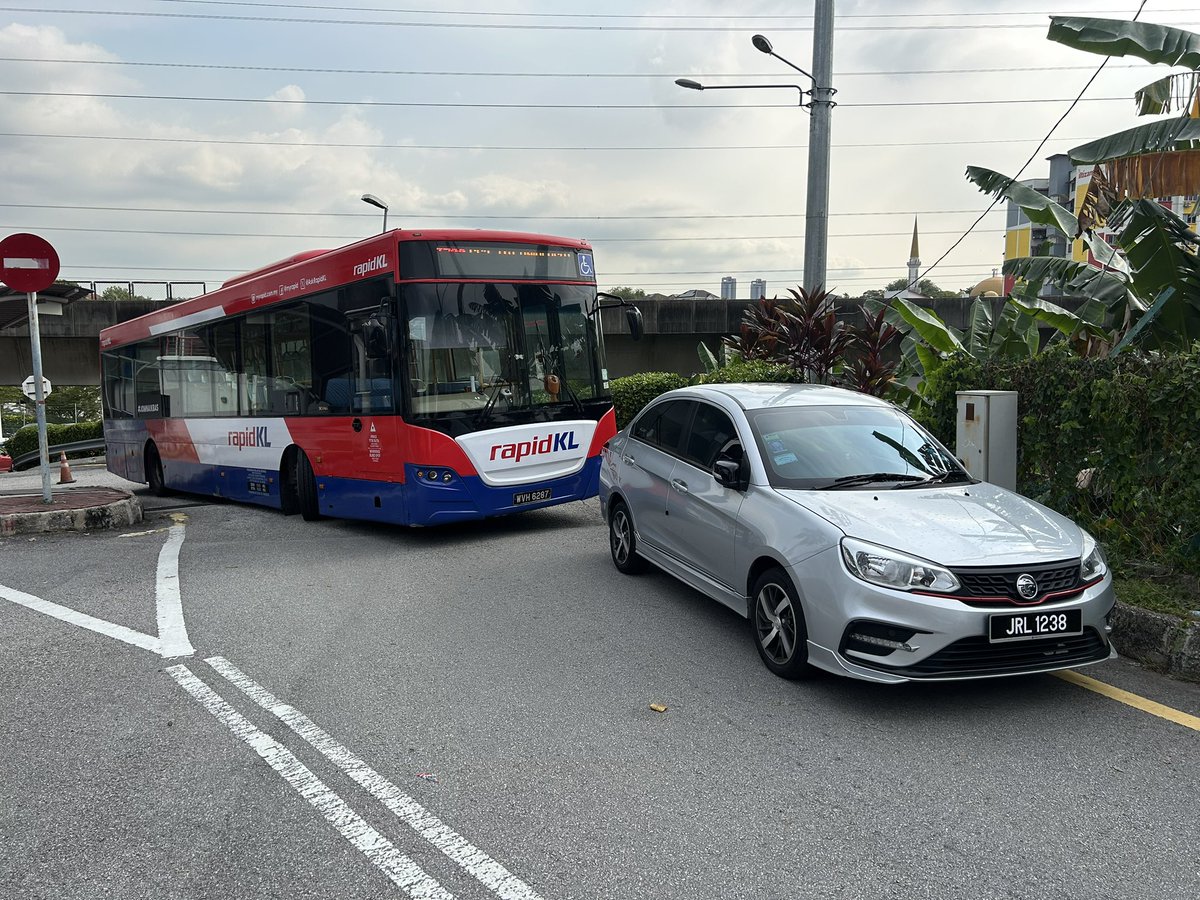 Ernest is: on transit! 🚌🚇🚅 tweet media