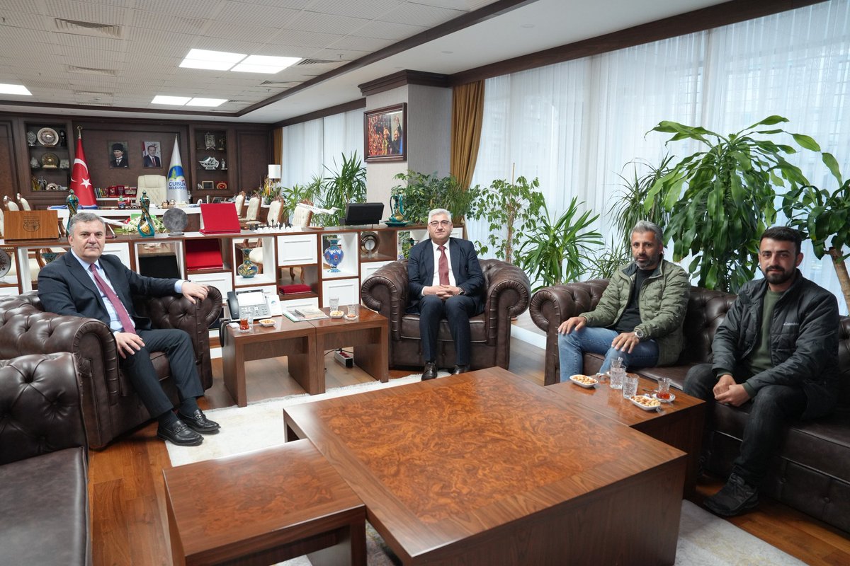 avbakidemirbas's tweet image. Bingöl Sancak Belediye Başkanı Hayrettin Çiçek’i belediyemizde ağırladık.

Belediyecilik çalışmaları ve yerel yönetim üzerine verimli istişarelerde bulunduk.
Nazik ziyaretleri için teşekkür ediyoruz. 

#Çubuk #BakiDemirbaş