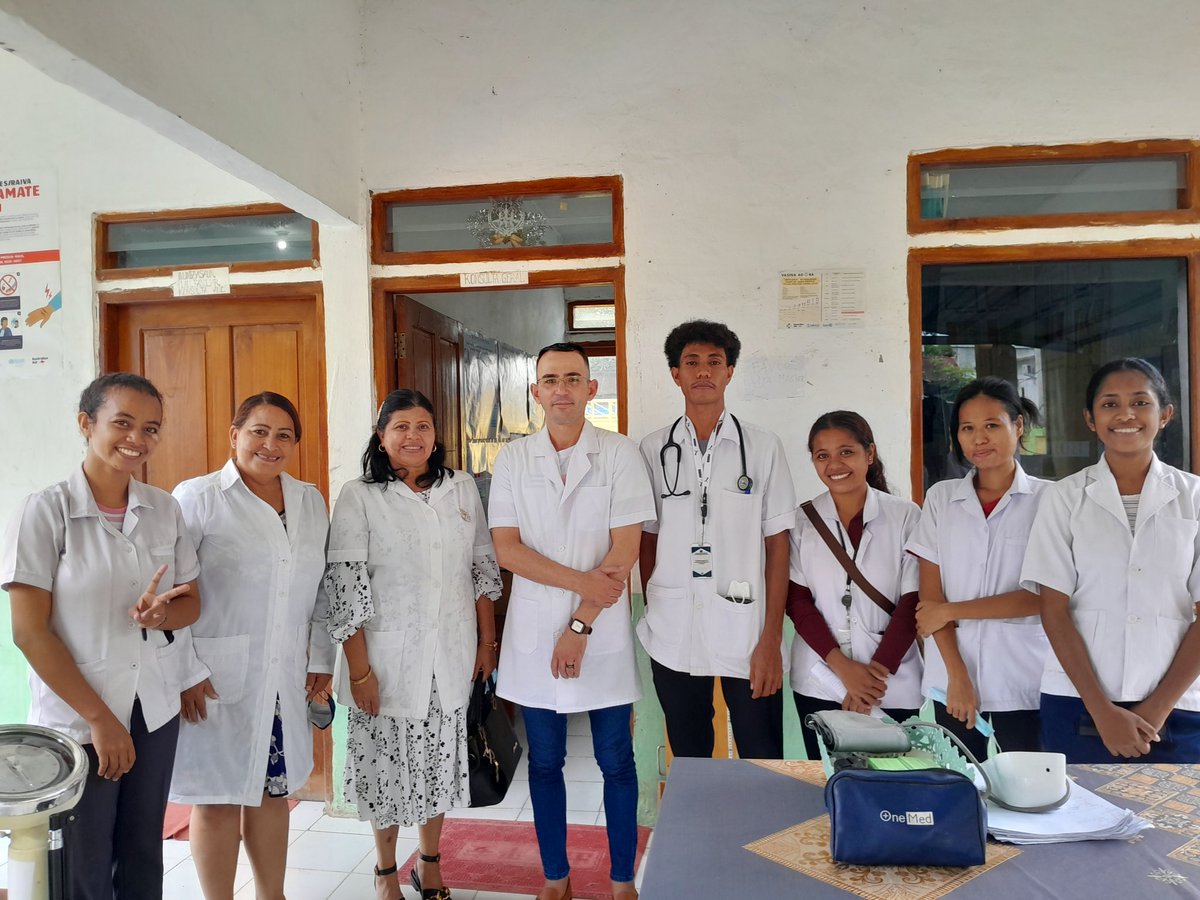 Con el objetivo de comprobar la aplicación de conocimientos teóricos en la práctica médica los doctores Maria C Salazar, Daniel González y Carmen Cala especialistas en MGI de #APSDili de #BMCTL 🇨🇺🇹🇱realizan exámen practico a estudiantes de 5to año #ESM 
#CubaCoopera