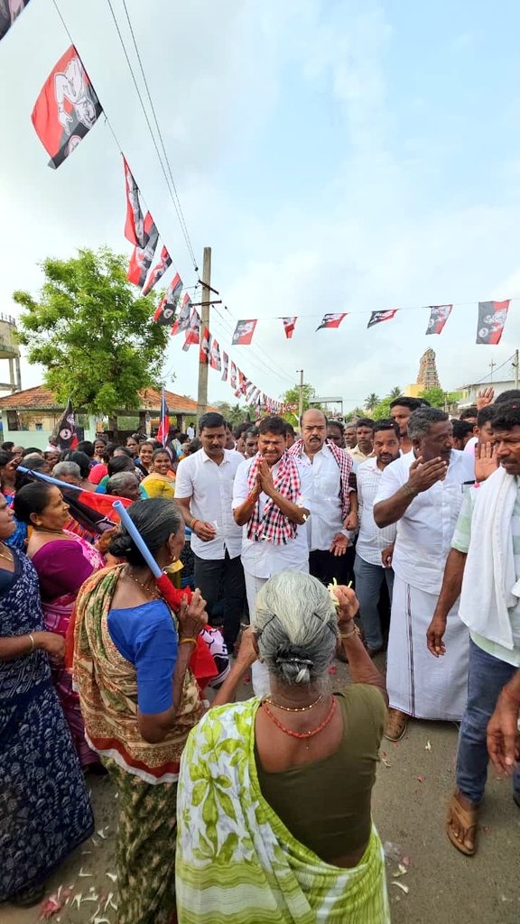 MCSampathOffl's tweet photo. இதய தெய்வம் மாண்புமிகு புரட்சித்தலைவர்,இதய தெய்வம் மாண்புமிகு புரட்சித்தலைவி அம்மா அவர்களின் ஆசியுடன் மாண்புமிகு கழக பொதுச் செயலாளர்,சட்டமன்ற எதிர்க்கட்சித் தலைவர் நாளைய முதல்வர் அண்ணன் எடப்பாடியார் அவர்களின் அறிவுறுத்தலின்படி புதுப்பாளையம் பகுதி தேவனாம்பட்டினம் மற்றும் 12,13 வார்டுகளில் கூட்டணி கட்சிகளின் பேராதரவுடன்,கழக நிர்வாகிகளின் எழுச்சியுடன் தேர்தல் பரப்புரை  நடைபெற்றது.

#MCSampath4Cuddalore #MCS4cuddalore
 #MCSampath #MCS
#கடலூரைஉயர்த்துவோம்