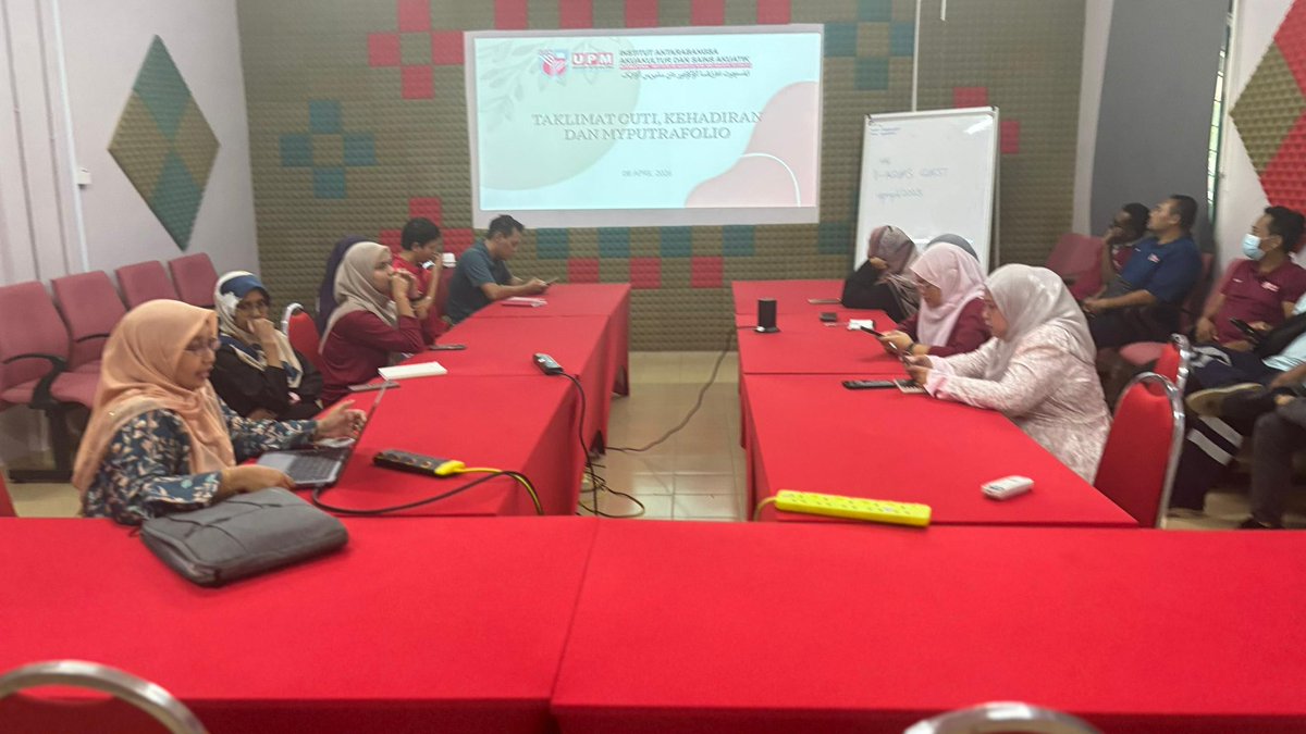 IAQUAS_UPM's tweet photo. 8 April 2026 - Taklimat pengurusan cuti, kehadiran &amp; MyPutrafolio oleh Puan Syahirah Ibrahim (Penolong Pendaftar I-AQUAS) kepada warga kerja.

Perkongsian yang padat dan bermanfaat ke arah tadbir urus lebih cekap, telus dan berintegriti. https://t.co/zknvE0LJeU