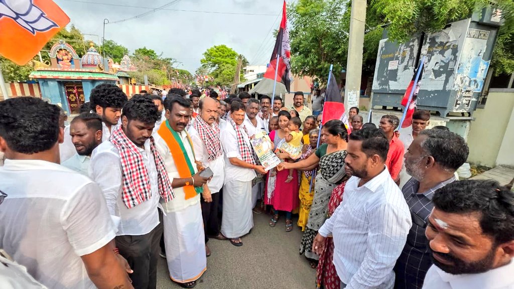 MCSampathOffl's tweet photo. இதய தெய்வம் மாண்புமிகு புரட்சித்தலைவர்,இதய தெய்வம் மாண்புமிகு புரட்சித்தலைவி அம்மா அவர்களின் ஆசியுடன் மாண்புமிகு கழக பொதுச் செயலாளர்,சட்டமன்ற எதிர்க்கட்சித் தலைவர் நாளைய முதல்வர் அண்ணன் எடப்பாடியார் அவர்களின் அறிவுறுத்தலின்படி புதுப்பாளையம் பகுதி தேவனாம்பட்டினம் மற்றும் 12,13 வார்டுகளில் கூட்டணி கட்சிகளின் பேராதரவுடன்,கழக நிர்வாகிகளின் எழுச்சியுடன் தேர்தல் பரப்புரை  நடைபெற்றது.

#MCSampath4Cuddalore #MCS4cuddalore
 #MCSampath #MCS
#கடலூரைஉயர்த்துவோம்
