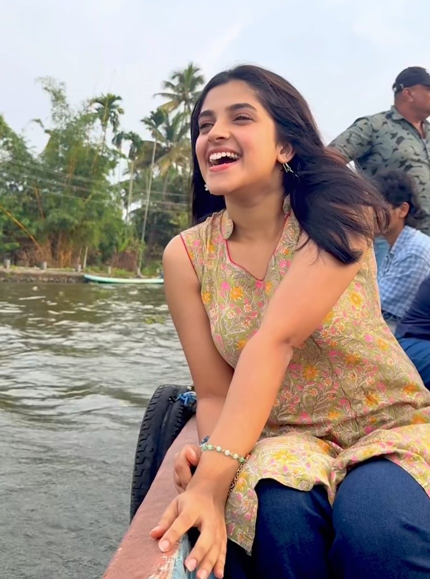 GetsCinema's tweet image. #MeenakshiDinesh - CUTIEPIE ENJOYING HER TRIP - After a HUGE Success of #Youth Film.