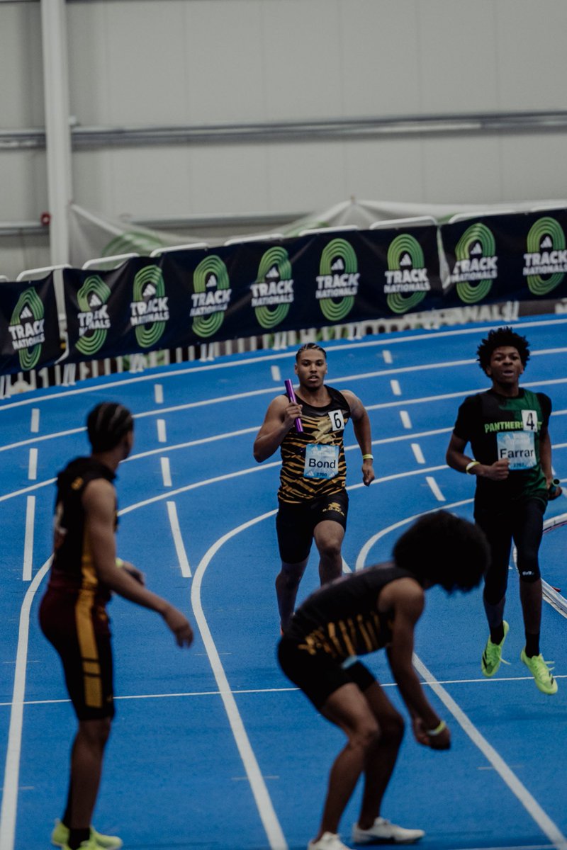 Xay_Bond9's tweet photo. Was blessed to compete @ATrackNationals for the second year. It didn’t end how we wanted it to but was happy to run with my teammates one last indoor season before they graduate. #family https://t.co/hW4Dpt3D1T