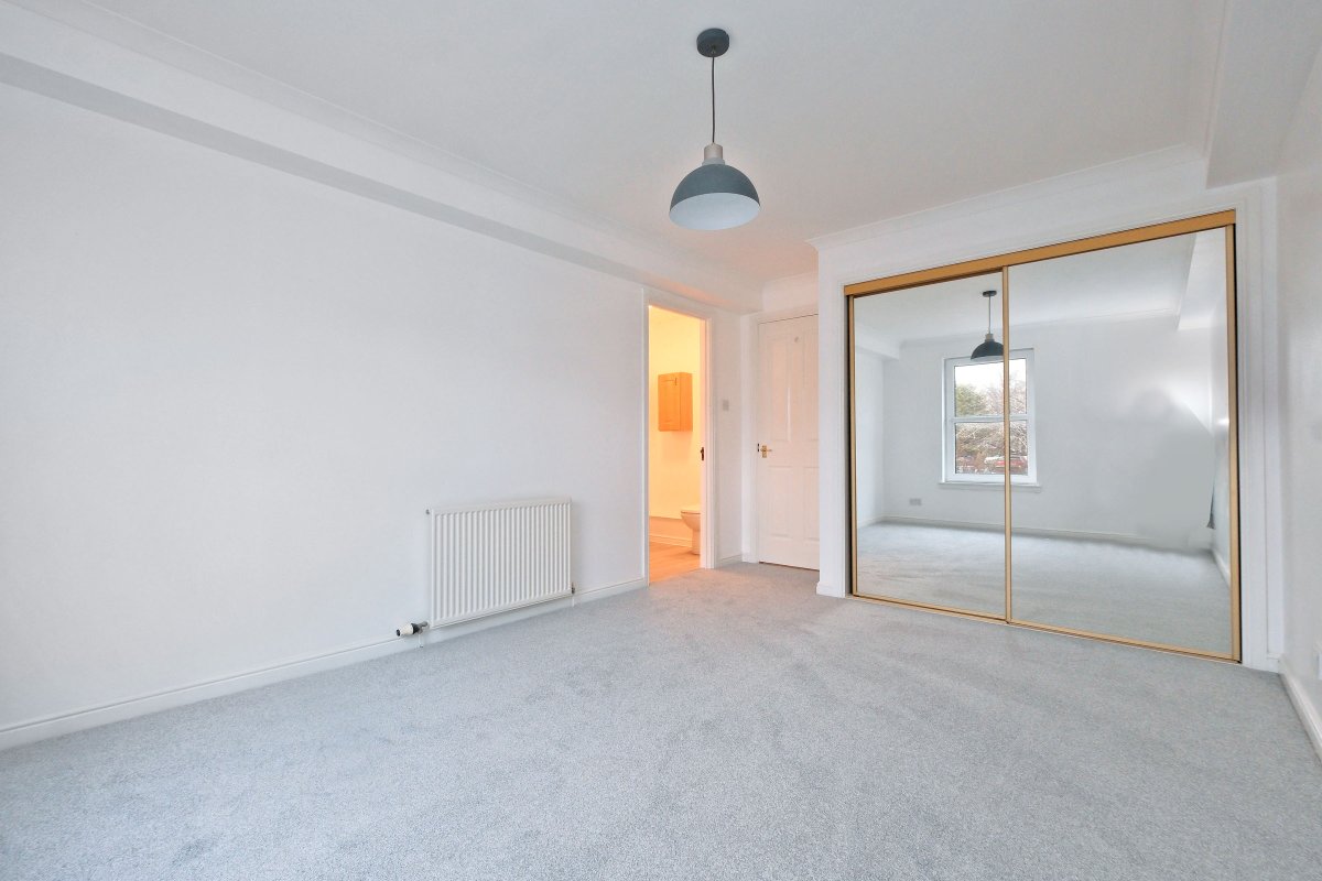 For sale | An immaculate and spacious, 2-bedroom, first floor apartment situated in the West End of Aberdeen.

📍  122 Stanley Street, Aberdeen
📞 01224 626100
🔗 bit.ly/stron-122-stan…