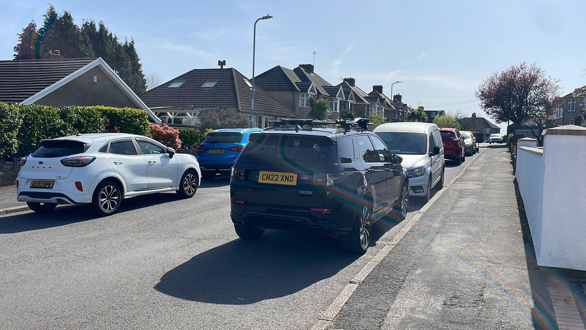 therealezzy99's tweet photo. @NewportCouncil @gwentpolice 

Doesn’t seem much … literally can’t pull out of my own drive way. https://t.co/KLtAJhVlfe