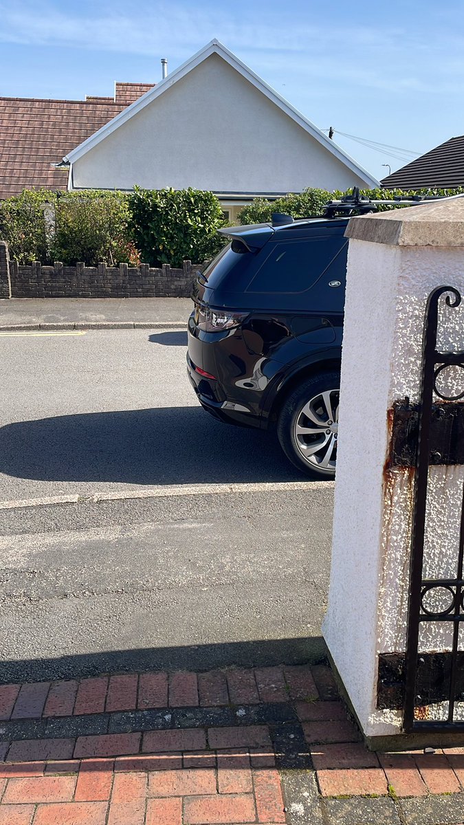 therealezzy99's tweet photo. @NewportCouncil @gwentpolice 

Doesn’t seem much … literally can’t pull out of my own drive way. https://t.co/KLtAJhVlfe