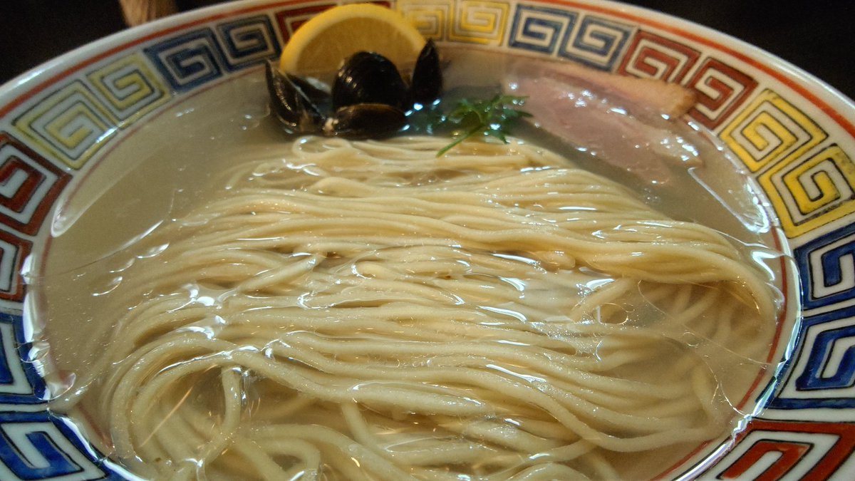 今日は歌舞伎町でライブだったので、新宿の麺堂にしきさんで限定のしじみmaxラーメン。
一口目はガツンとシジミが来てびっくりしたけど、2口目から慣れて美味しい。
二日酔いに効きそうな味。二日酔いしたことないけど(弱すぎて即日)
味変のレモンで爽やかさが増してとても良い。
しじみもたっぷり