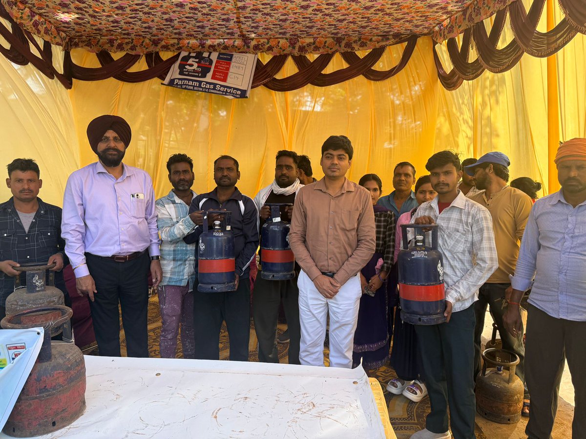 hpclchdlpg's tweet photo. APPU camp organized at Dhanas by Parnam Gas Service for distribution of 5 Kg APPU cylinders to migrant workers.
Visit the nearest LPG distributor with valid ID to avail the facility.
HPCL remains committed to ensuring uninterrupted LPG availability without affecting your work. https://t.co/X0A7MtnlLD
