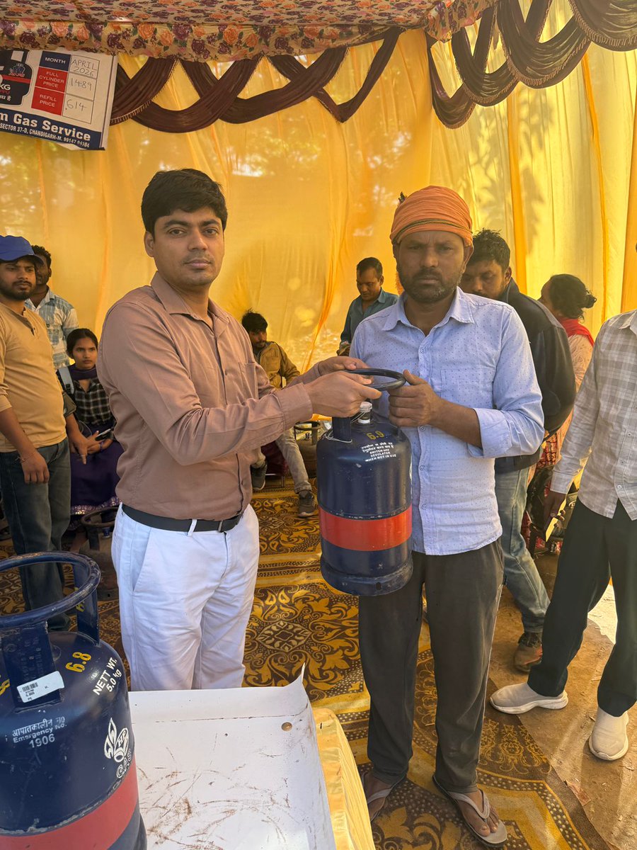 hpclchdlpg's tweet photo. APPU camp organized at Dhanas by Parnam Gas Service for distribution of 5 Kg APPU cylinders to migrant workers.
Visit the nearest LPG distributor with valid ID to avail the facility.
HPCL remains committed to ensuring uninterrupted LPG availability without affecting your work. https://t.co/X0A7MtnlLD