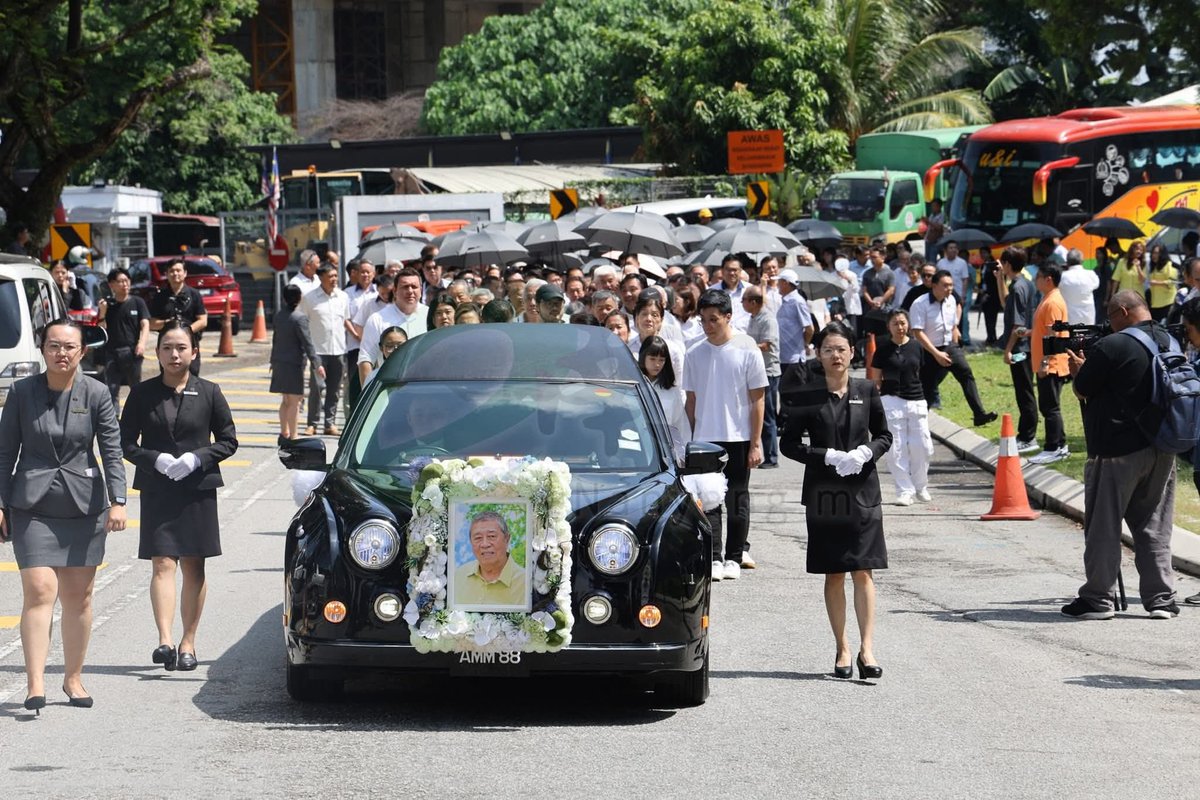 TanChong_06's tweet photo. Hari ini merupakan upacara pengebumian Ling Liong Sik. Kami hadir untuk memberi penghormatan terakhir kepada seorang tokoh yang banyak berjasa kepada negara.

Mendiang pernah berkhidmat sebagai Menteri Pengangkutan, Presiden MCA serta Ahli Parlimen Labis. Jasa dan pengorbanan beliau akan sentiasa dikenang.
