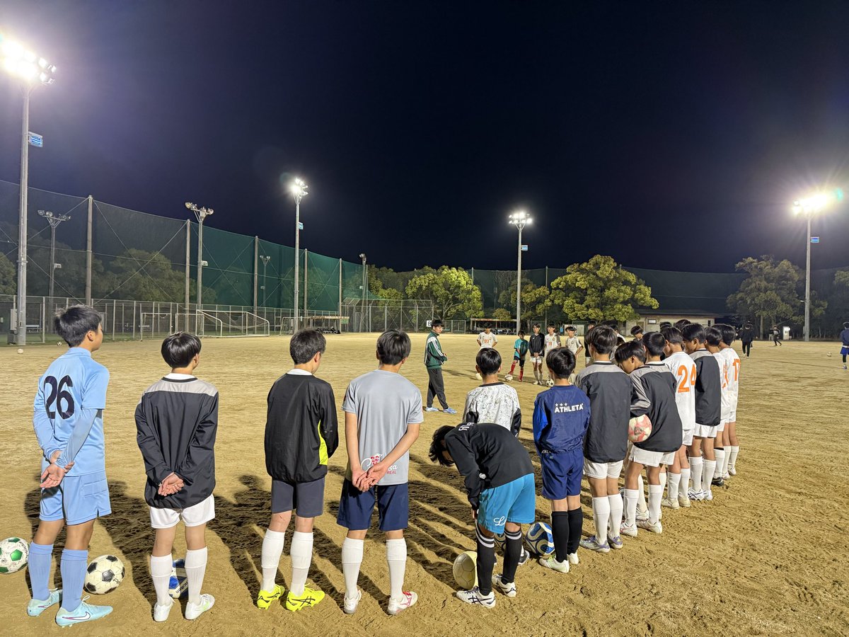KIFT03's tweet photo. KIFT CLINIC

KIFTでは、育成年代の選手を対象に
クリニックという形で“現場に還元するコンテンツ”も展開していきます。

本日、東京大学卒業のキックコーチであり、現在は世界各国で指導を行う「Kicking Lab」代表の田所剛之さんにお越しいただき、
高知県のジュニアユース年代・Arancio Giocareの選手たちを対象にキッククリニックを実施していただきました。

今回のテーマは、
「そもそもキックに必要な要素とは何か」

原点に立ち返りながら、
キックに必要な理論や身体操作、細かなポイントまで、90分間みっちりとご指導いただきました。

キック時の姿勢や、ボールのどこにどのように当てるのか。
一つひとつの意識が変わることで、選手たちには目に見える変化が現れ、
プレーする中で自分の成長を感じ、楽しそうに取り組む姿が印象的でした。

トレーニング後には、キック技術だけでなく、日々の学びや取り組み方についても、
選手たちからの質問に丁寧に向き合っていただきました。

本日の学びを、これからの成長に繋げていきます。

田所様、本日はありがとうございました。