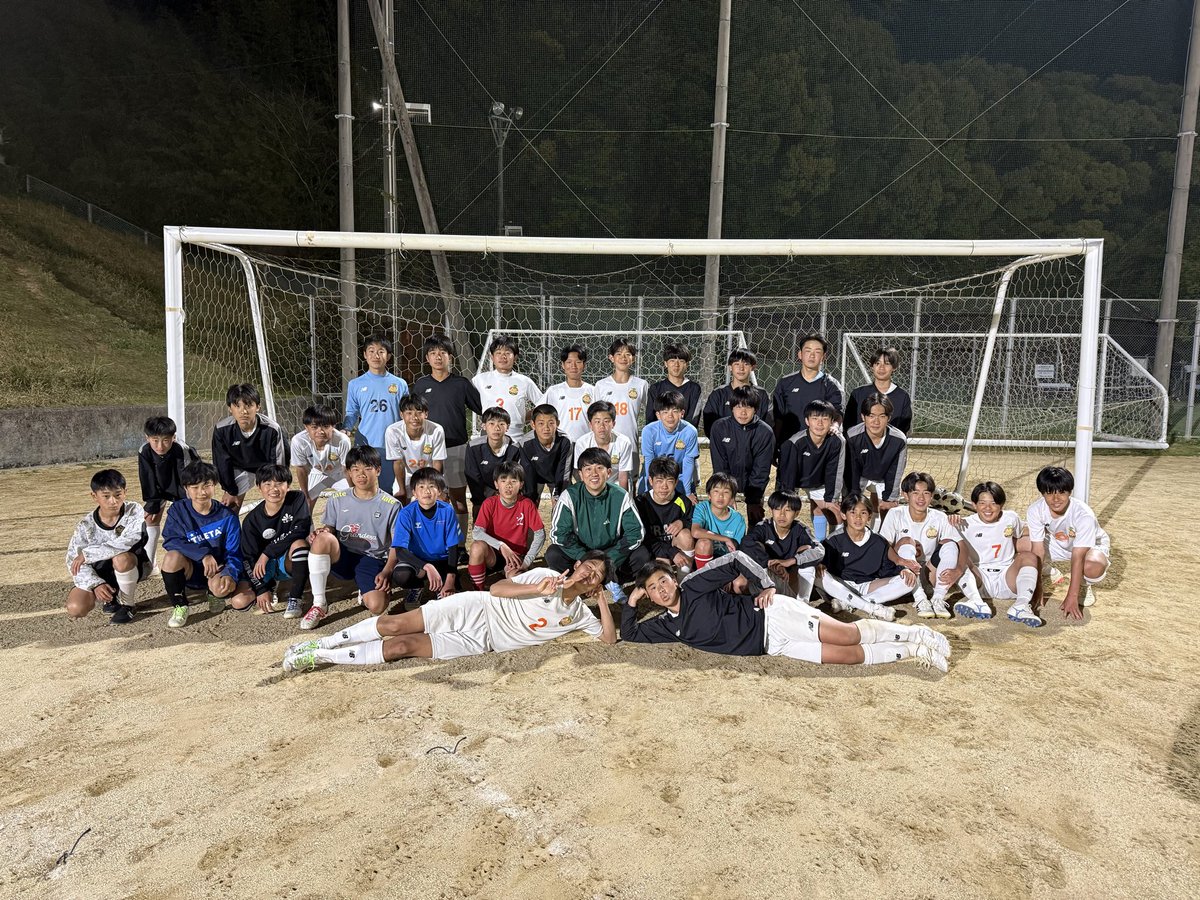 KIFT03's tweet photo. KIFT CLINIC

KIFTでは、育成年代の選手を対象に
クリニックという形で“現場に還元するコンテンツ”も展開していきます。

本日、東京大学卒業のキックコーチであり、現在は世界各国で指導を行う「Kicking Lab」代表の田所剛之さんにお越しいただき、
高知県のジュニアユース年代・Arancio Giocareの選手たちを対象にキッククリニックを実施していただきました。

今回のテーマは、
「そもそもキックに必要な要素とは何か」

原点に立ち返りながら、
キックに必要な理論や身体操作、細かなポイントまで、90分間みっちりとご指導いただきました。

キック時の姿勢や、ボールのどこにどのように当てるのか。
一つひとつの意識が変わることで、選手たちには目に見える変化が現れ、
プレーする中で自分の成長を感じ、楽しそうに取り組む姿が印象的でした。

トレーニング後には、キック技術だけでなく、日々の学びや取り組み方についても、
選手たちからの質問に丁寧に向き合っていただきました。

本日の学びを、これからの成長に繋げていきます。

田所様、本日はありがとうございました。