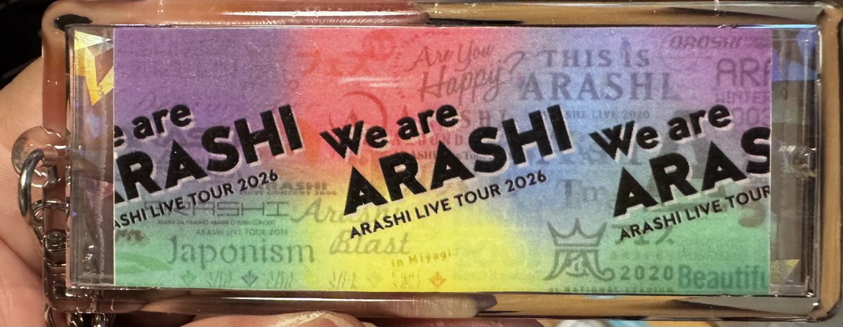 Youcan_Oekaki's tweet photo. We are ARASHI 参戦済みの皆様

チケットを縮小コピーしてキーホルダーに…っていうのが今流行ってますよね！

私はさらにアレンジして100均に売ってるホロ入りセルフラミネートに挟んでキラキラさせてみました✨

なかなか良きですd(˙꒳​˙* )

ツリーに使ったものを載せます https://t.co/9OAlxk67NO