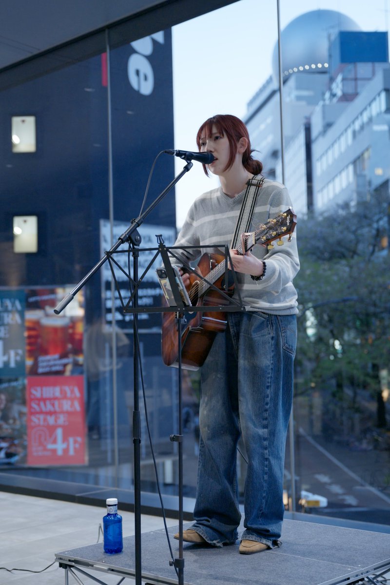 kawaken_2022's tweet image. #ARISA #start から 春の歌/スピッツ cover を含む全8曲。調子良かった🎶

君は言った
「なんのために生きているの？」かと
私もわかんないよ。でもきっと
見つけるために今ここにいる📸

20260408 ☀️
#shibuyastreetlive
#渋谷サクラステージ 桜丘広場
🌸🌱葉桜をバックに

8曲のセトリ：画像のALT