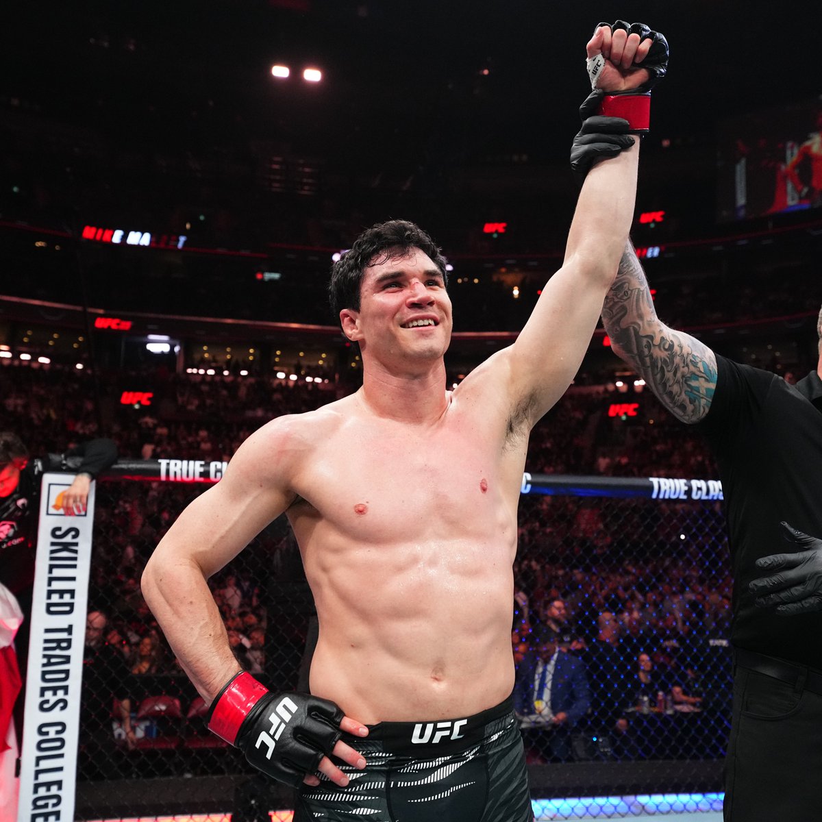 UFC_CA's tweet photo. TEN DAYS TO GO 🤩🇨🇦 Our return to the North's nearly here! 🚨 #UFCWinnipeg https://t.co/785YZePD4G