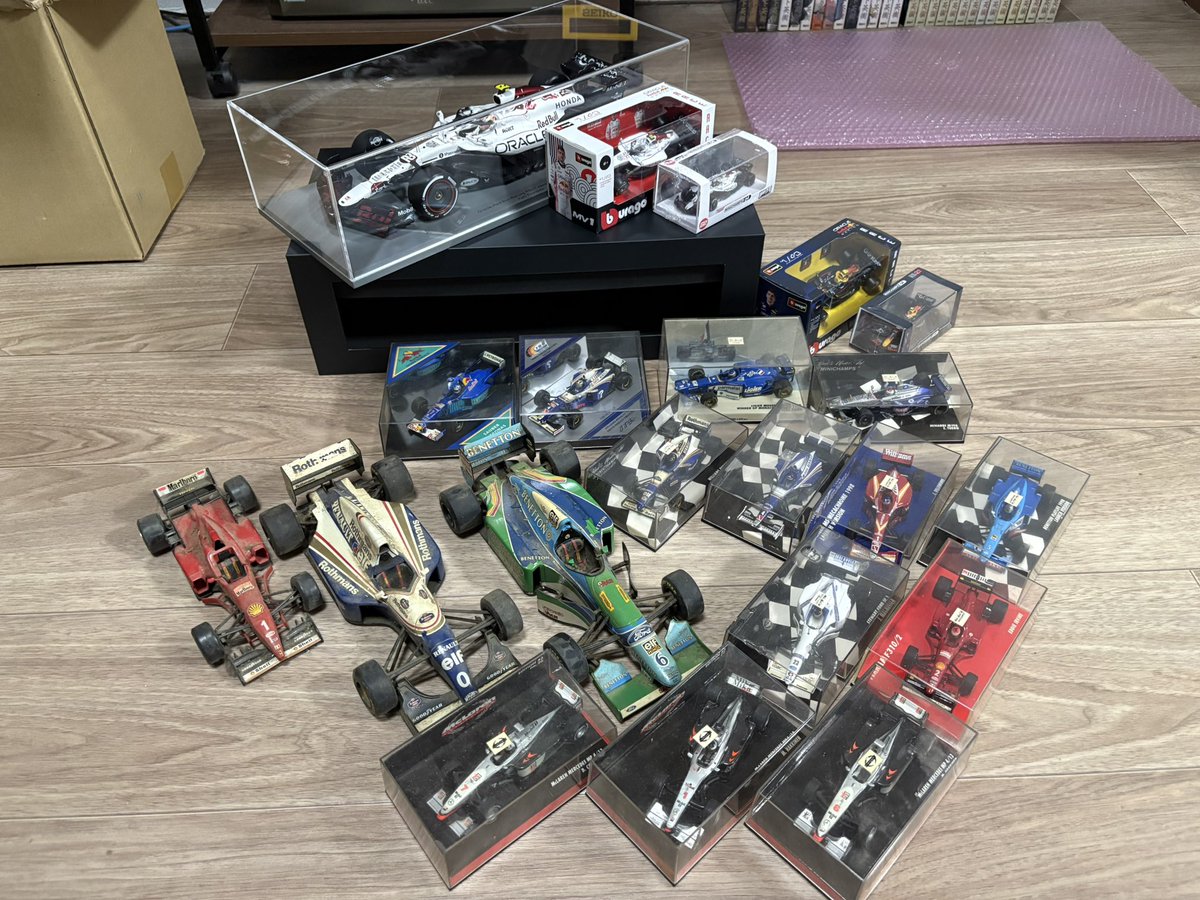四半世紀ぶりに買ったミニカーの
クオリティが進化しすぎてて
アゴが外れかかってる😵

ついでに実家に眠ってたミニカーを
持って来て陳列(状態悪すぎて…)
1/18のサイズ感おかしいw
埃まみれの旧車達は時間のある時に
リペアしてあげよう

で、大本命はまだ運送中のよう🚚。
#spark #rb21 #yt22