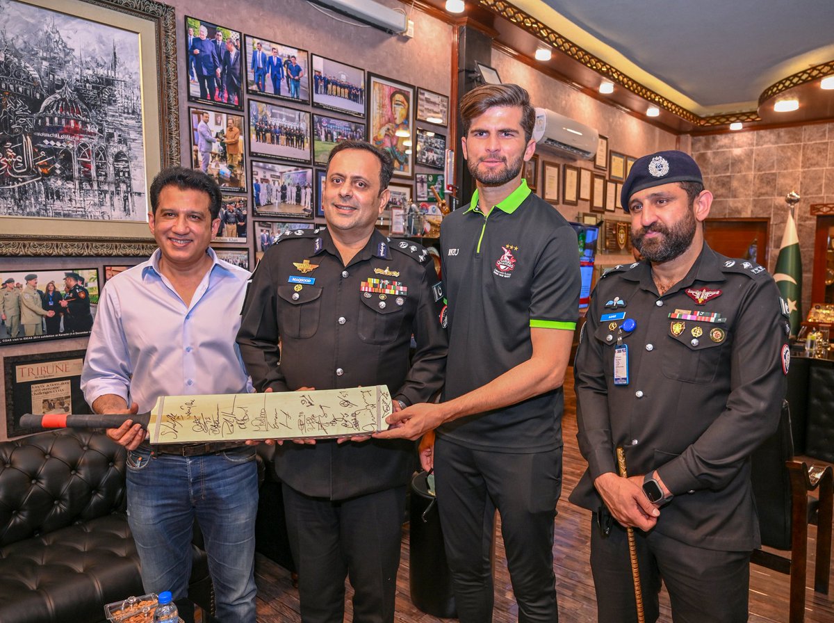 ssusindhpolice's tweet image. 𝑭𝒓𝒐𝒎 𝒔𝒆𝒄𝒖𝒓𝒊𝒏𝒈 𝒕𝒉𝒆 𝒇𝒊𝒆𝒍𝒅 𝒕𝒐 𝒉𝒐𝒔𝒕𝒊𝒏𝒈 𝒄𝒉𝒂𝒎𝒑𝒊𝒐𝒏𝒔

A delegation of #LahoreQalandars players and officials visited the SSU headquarters and appreciated the high professional standards maintained in the unit.

#SSU #PSL #KarachiPolice #SindhPolice
