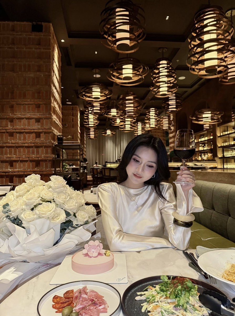 KieuTran_Barbie's tweet photo. • Em thích kiểu người ntn ?
" Kiểu người mà chuyện gì củng hơn em nhưng lại không muốn thắng em." 
#山花终将浪漫 https://t.co/tFdpHdJnYm