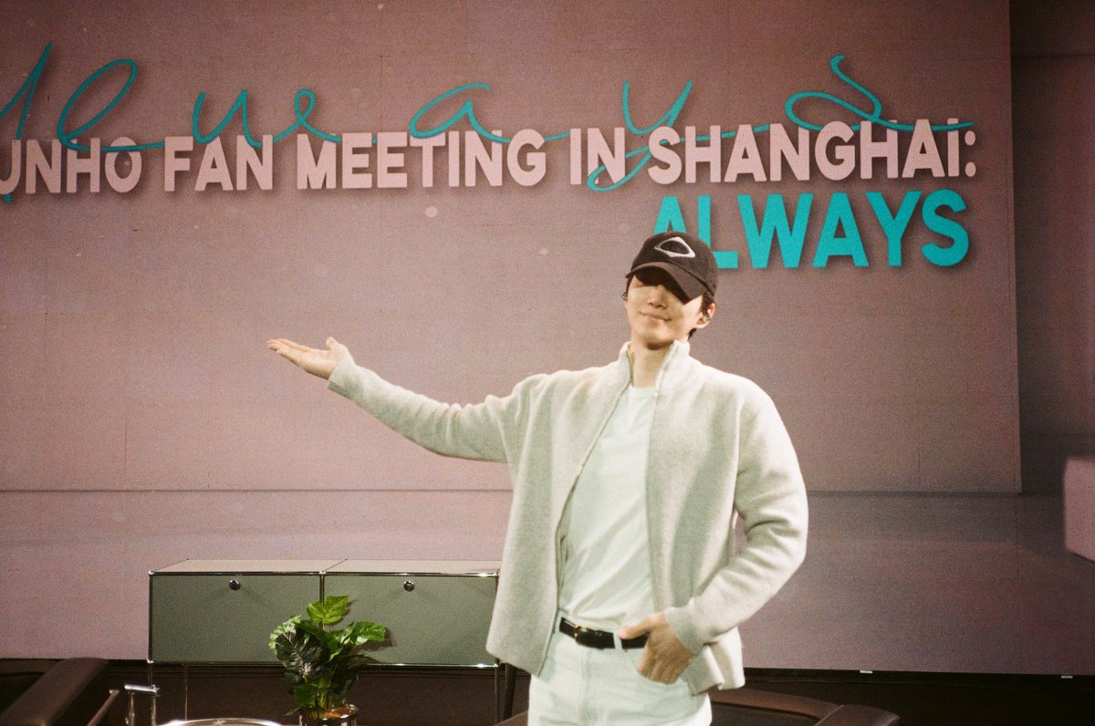 Beneath the “ALWAYS” marquee in Shanghai, he captured the evening’s ephemeral brilliance. Every shutter click preserved the profound adoration of his fans, anchoring a fleeting rendezvous into a lasting memory of gratitude.