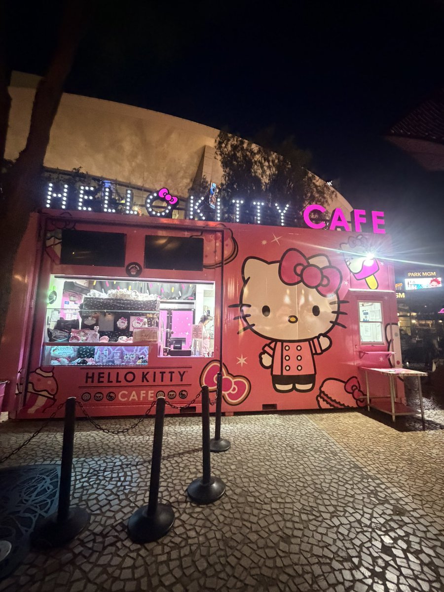 westdripsocial's tweet image. Las Vegas Strip. 
From Mandalay Bay to NYNY

#hellokittycafe #casino #neonnights #staydriven #westdripsocial