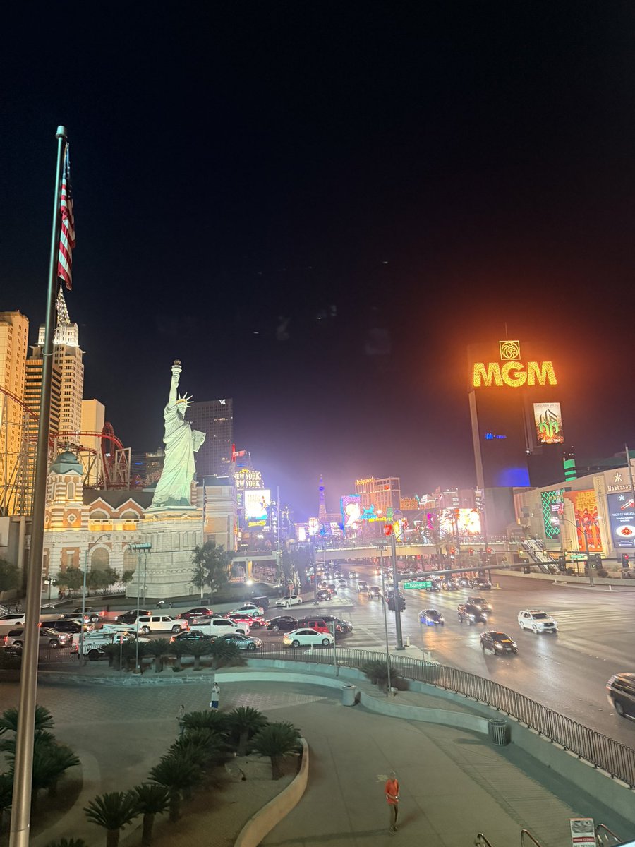 westdripsocial's tweet image. Las Vegas Strip. 
From Mandalay Bay to NYNY

#hellokittycafe #casino #neonnights #staydriven #westdripsocial