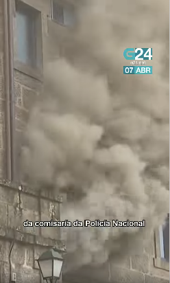 CarlosToande's tweet photo. 2 meses después del incendio de la Comisaría en Santiago de Compostela... 
SANTIAGO Veciños e policías demandan a reapertura da comisaría
https://t.co/RBpRlSXBai https://t.co/8wKKIvFNeZ