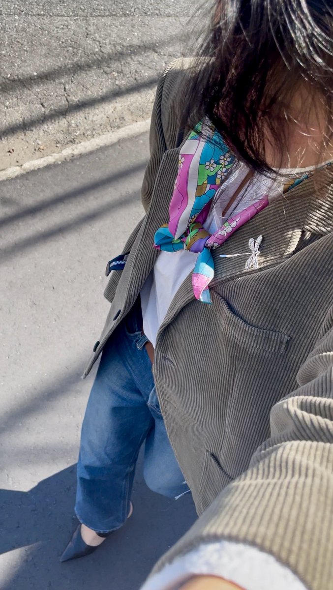 wye_on22's tweet photo. #ootd 
コーディロイのテーラードジャケット、
気に入りのハイウェストのストレートデニム
いつ来てもいい感じになる間違いない白シャツ
と、最後に、色差しにスカーフ

納得するOutfitだと自信溢れる一日になれる。

ヘアピンを襟のボタン穴に付けてみたらめっちゃいい感じにアクセントになった！ https://t.co/Zoe1DJSuhR