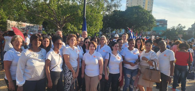 Las mujeres de #Cubasol se unieron a cientos de #cubanas, para condenar el bloqueo de EU y  ratificando su compromiso con la revolución. Fieles al ejemplo de Mariana Grajales y Vilma Espin, que constituyen una inspiración para millones de cubanas.  #CubanasEnRevolución #Cuba.