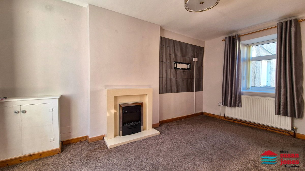SusanAlJones's tweet photo. A 3 bed mid terrace in Nefyn, close to beach. Kitchen, lounge, bathroom, enclosed yard, FTTP broadband available, uPVC double glazing and central heating. Ideal coastal home. For full details, see https://t.co/ttXO3WF3UL https://t.co/lxC1qHRKBB