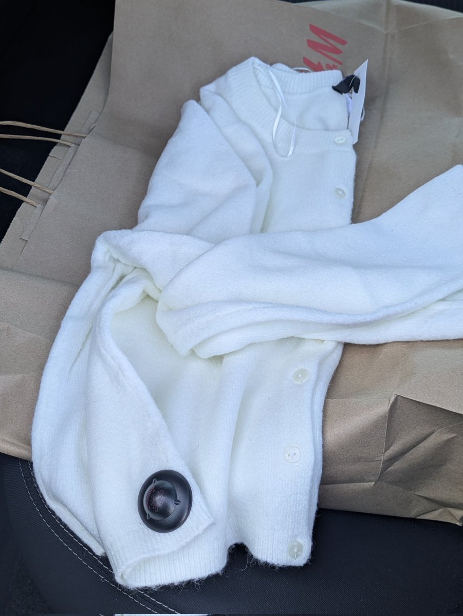 MsOES_Sistar's tweet photo. Hey @hm  you left a security tag on my clothes, and now I have to use my lunch break and spend $4+ gas to fix a mistake that wasn’t mine. Called customer service and they acted like they didn’t care. Customers’ time matters too. #CustomerExperience https://t.co/frGaI52lVA