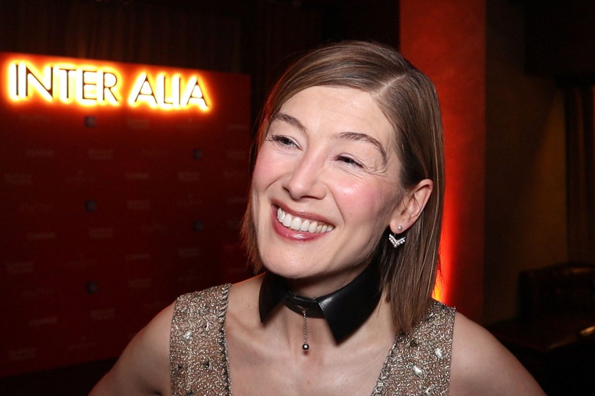 WhatsOnStage's tweet photo. Rosamund Pike in Inter Alia – watch the West End opening night highlights https://t.co/nHvm5I9m1p https://t.co/VziFJY64Py